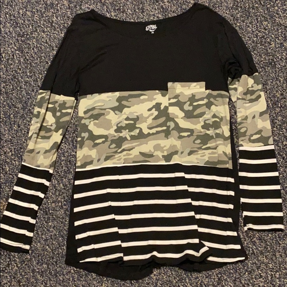 Long sleeved shirt w/ camo & striped print